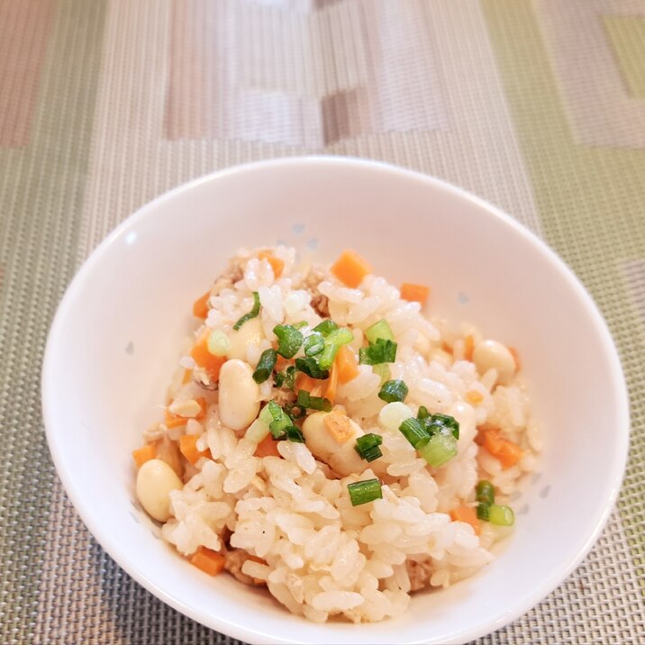 彩りも綺麗！水煮大豆とツナの 炊き込みご飯